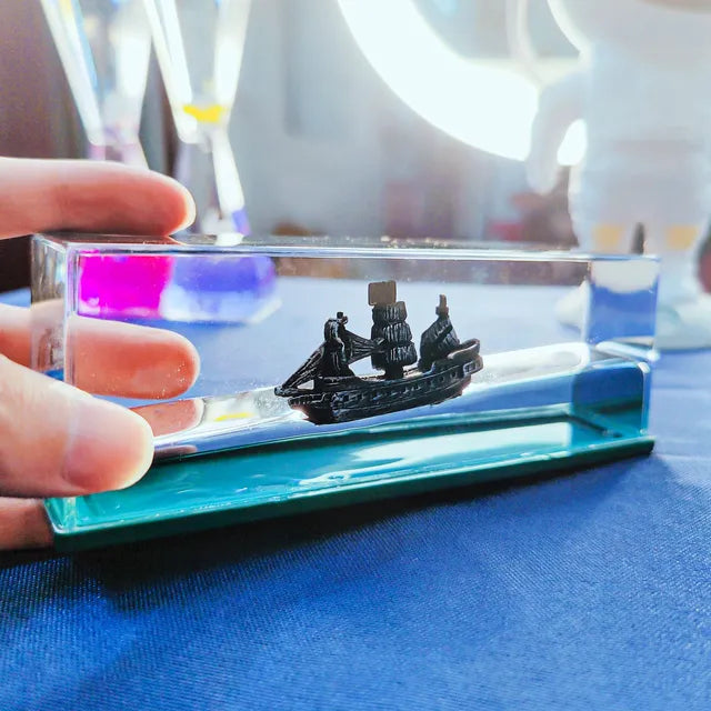 Creatieve Cruiseschip Drijfles in Vloeistof
