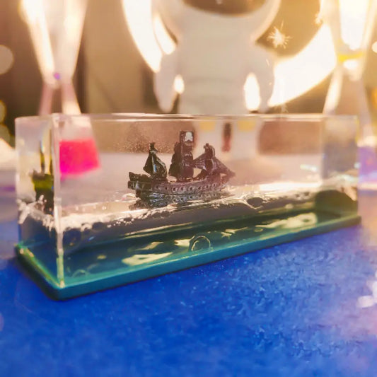 Creatieve Cruiseschip Drijfles in Vloeistof